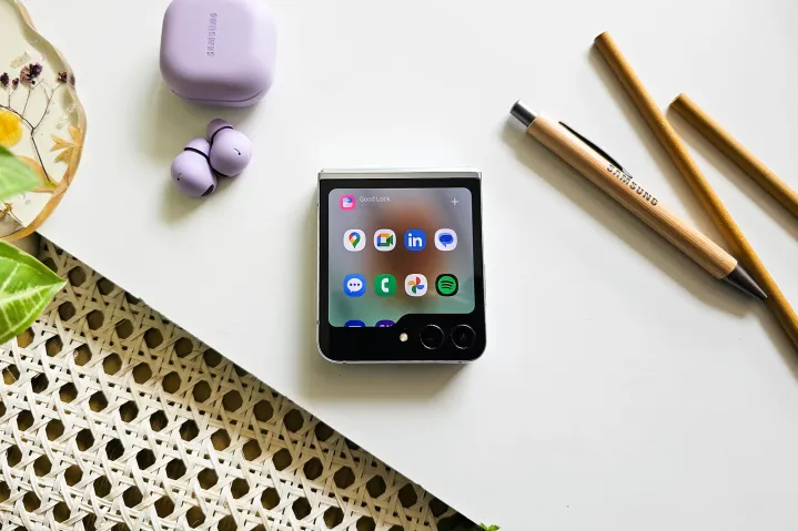 Running Any App on Samsung Galaxy Z Flip 5 Cover Screen: Guide