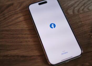 Facebook Lite vs. Facebook App