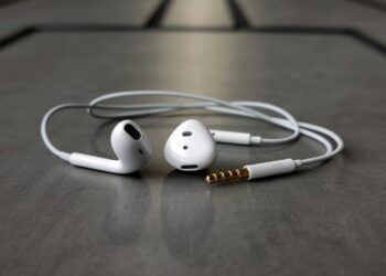 Apple Wired Headphones in 2025: Still Worth It?