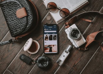 Travel Blogger Pros and Cons