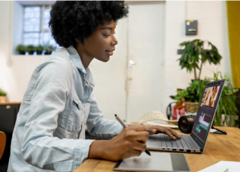 Why Smart 2026 Strategies Combine Paid Signals With Authentic Content Growth