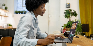 Why Smart 2026 Strategies Combine Paid Signals With Authentic Content Growth